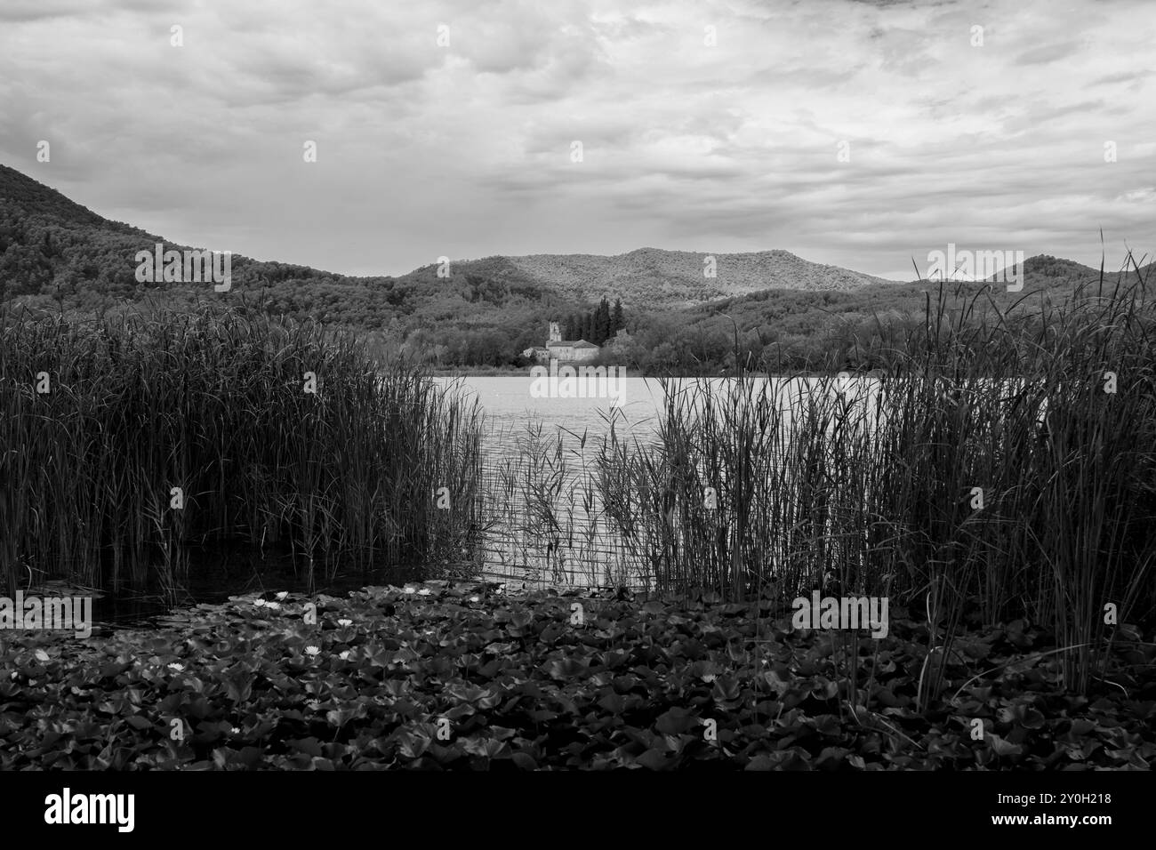 Lago Banyoles. Lago bianco e nero con una chiesa. Foto Stock
