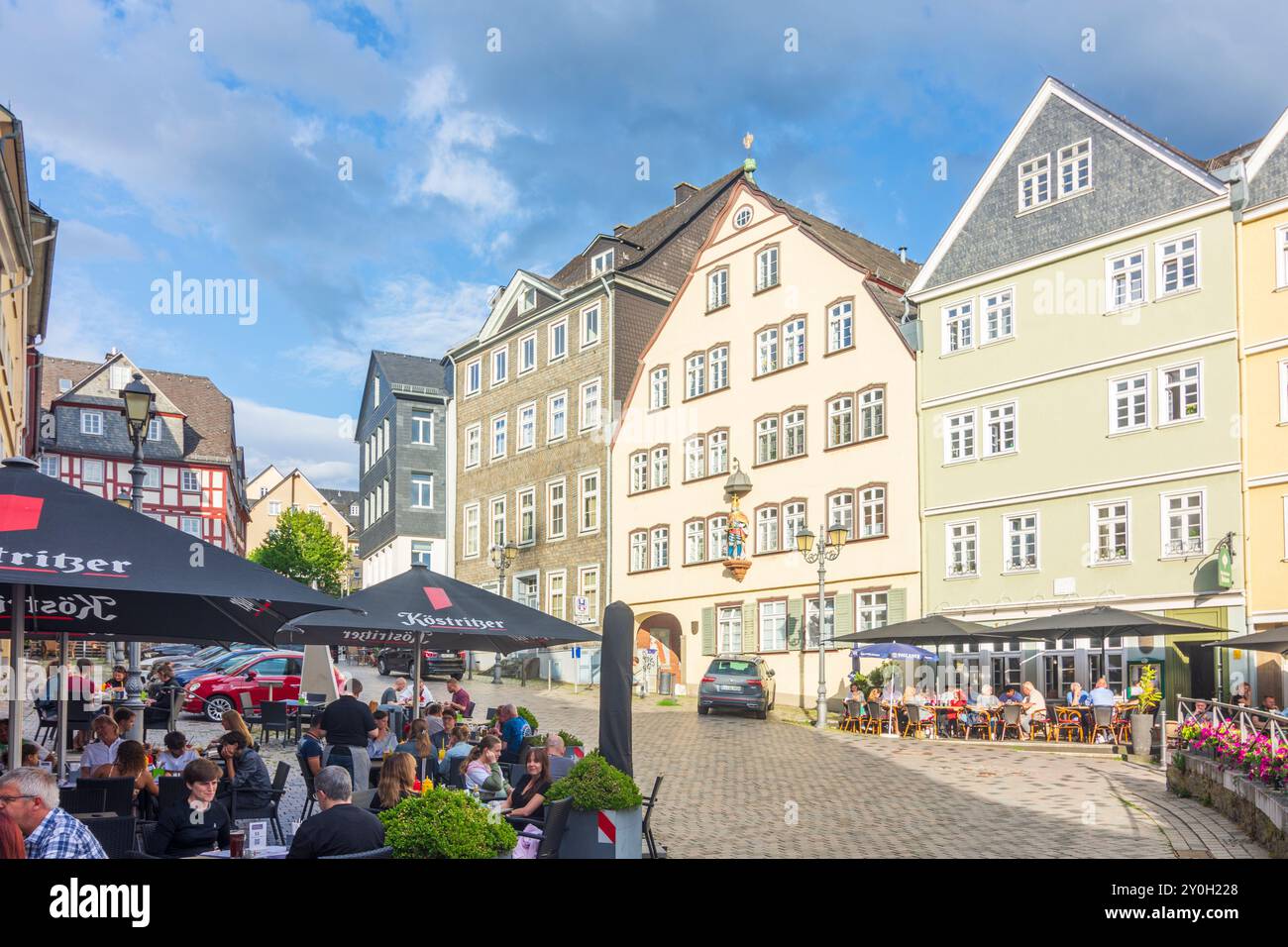 Wetzlar: Square Kornmarkt, House Haus zum Römischen Kaiser, ristorante all'aperto a Lahntal, Assia, Assia, Germania Foto Stock