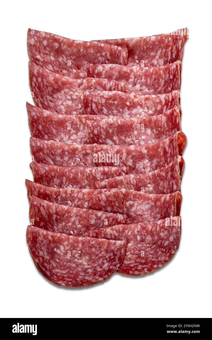 Fette sottili di salame isolate su bianco con percorso di ritaglio incluso Foto Stock