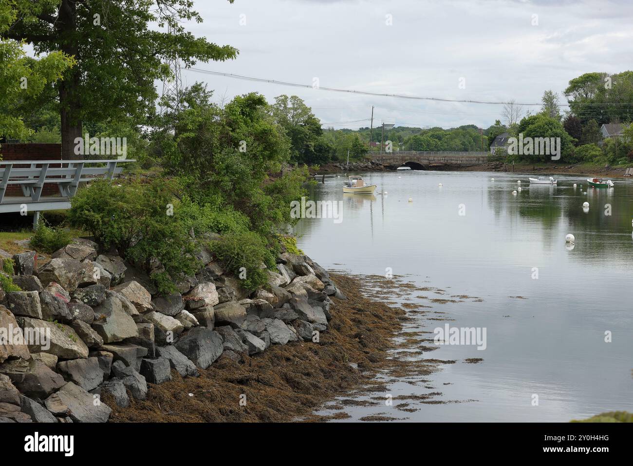 Piccolo ponte in pietra da Rye NH che conduce a Portsmouth, New Hampshire USA. Le zone umide circondano Portsmouth, una splendida città percorribile a piedi nel sud-est di N.H. Foto Stock
