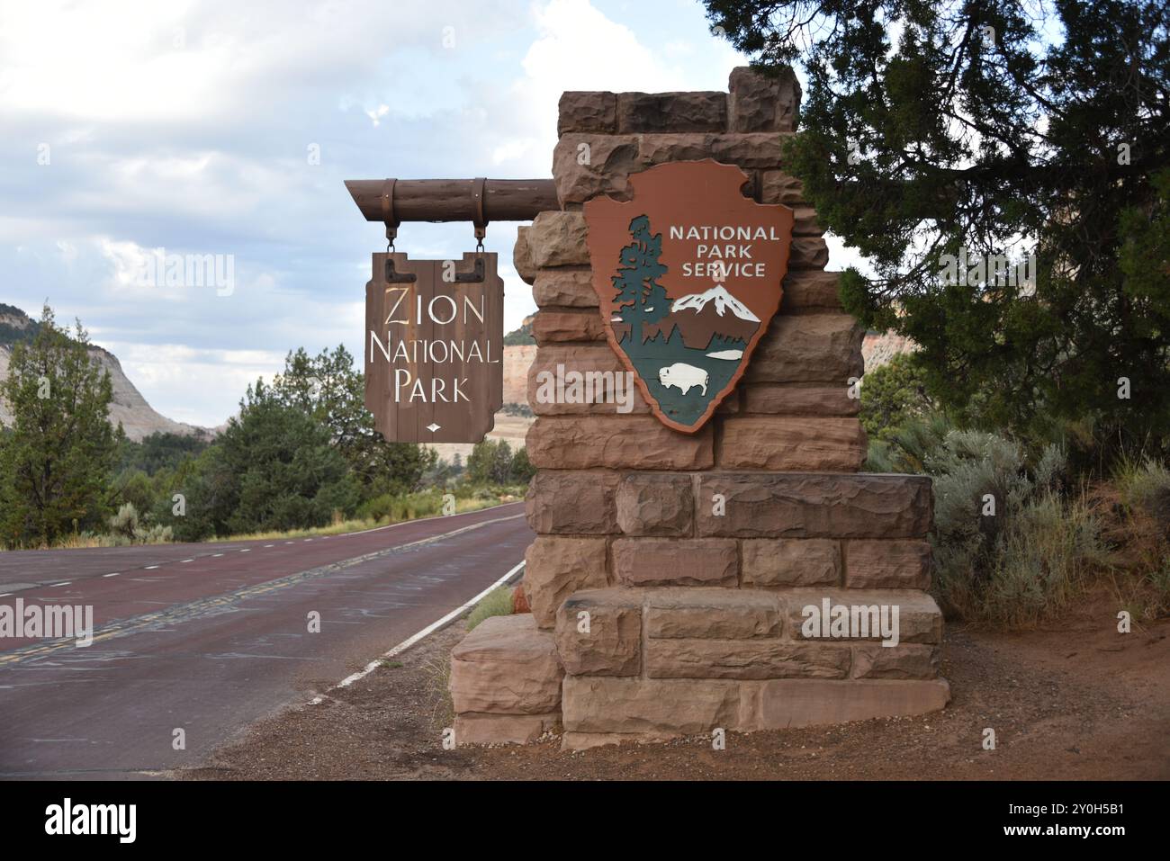 Springdale, Utah. STATI UNITI 8/13/2024. Il Virgin River del Parco Nazionale di Zion ha intagliato la maestosità lungo 15 km, il Canyon di Zion, con scogliere di colore rossastro e marrone. Abbondanza Foto Stock