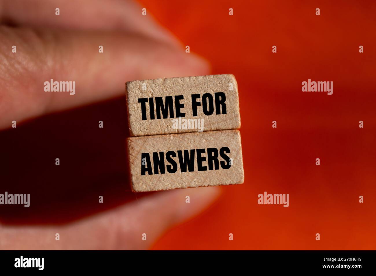 Messaggio Time for Answers scritto su blocchi di legno con sfondo arancione. Simbolo tempo concettuale per le risposte. Copia spazio. Foto Stock