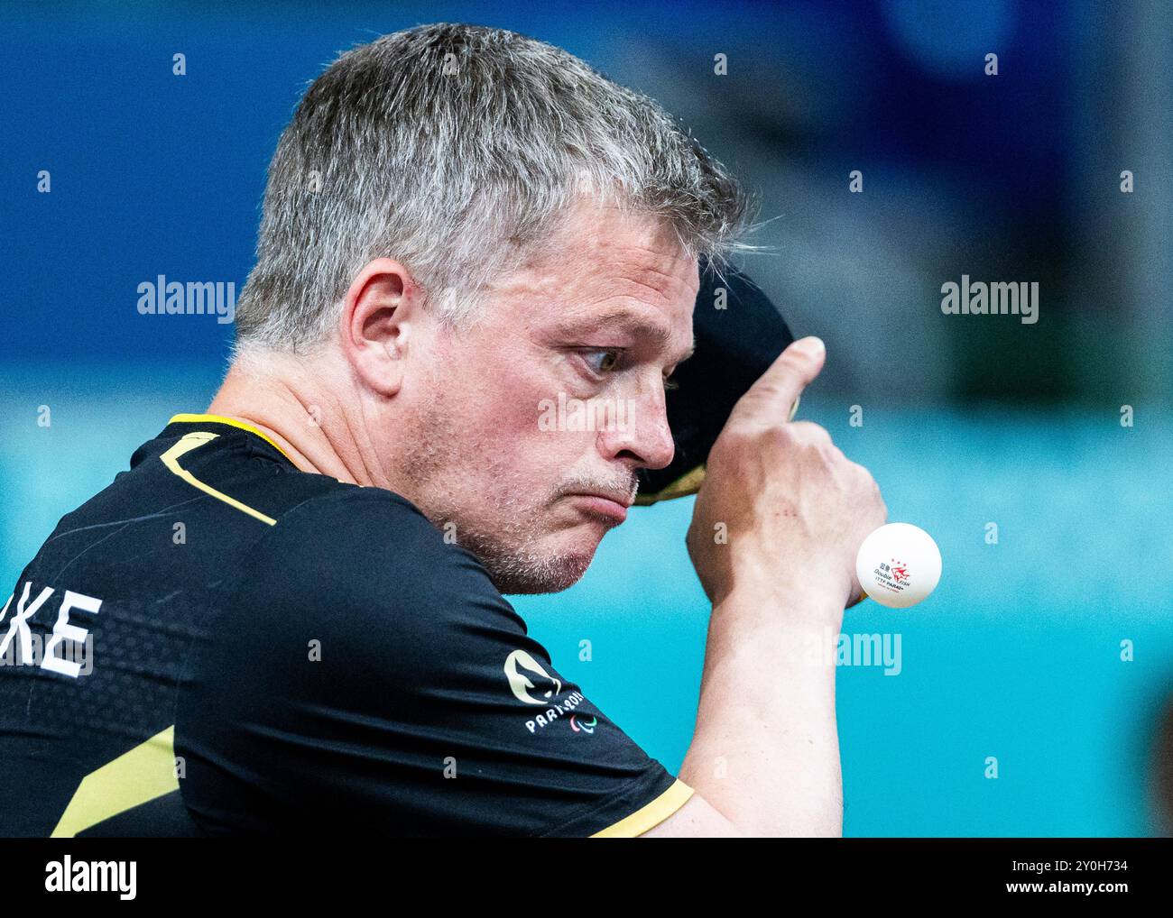 PARIGI, FRANCIA - SEPTEMBDER 02: La germania Bjoern Schnake, WK7 vince la partita contro Liao Keli ai singolari maschili di Classe 7 Round of 16 durante il para ping pong dei Giochi Paralimpici estivi di Parigi 2024 alla South Paris Arena il 2 settembre 2024 a Parigi, Francia. (Foto di Mika Volkmann) Foto Stock