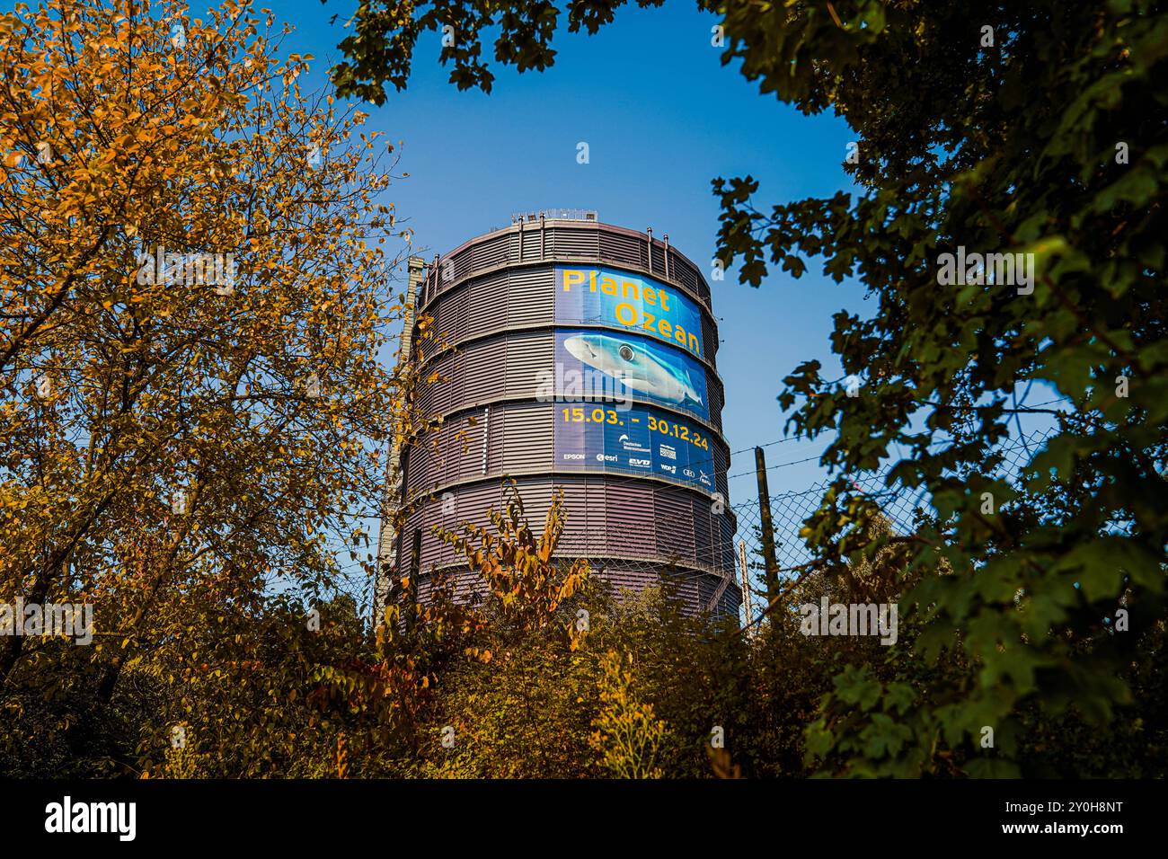 Gasometer Oberhausen, Planet Ozean, Ausstellung, Industriekultur, Oberhausen, Ruhrgebiet, Kulturhighlight, Umweltbewusstsein, Meereswelten, Erlebnis, Nachhaltigkeit, Ausstellungshalle, Sehenswürdigkeit, Kulturveranstaltung, Bildung, Natur, Ozeane, Unterwasserwelt, Tourismus, Ausflugsziel, Kunst und Kultur, Industriedenkmal, Umweltbildung, multimediale Präsentation, Ausstellungsthema, Besucherattraktion, regionale Bedeutung, Stadtentwicklung, Veranstaltungskalender, Wissenschaft und Forschung, Freizeitaktivität. *** Gasometer Oberhausen, Planet Ocean, mostra, cultura industriale, Oberhausen, Foto Stock