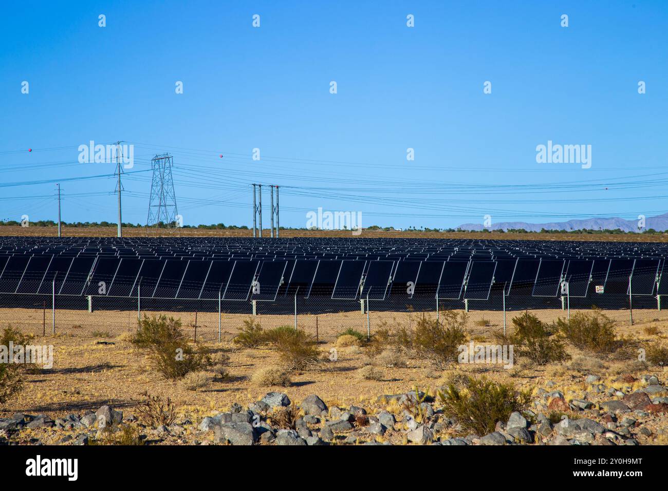 Una grande fattoria solare nel deserto del Nevada vicino alla diga di Hoover e a Los Vegas. Foto Stock