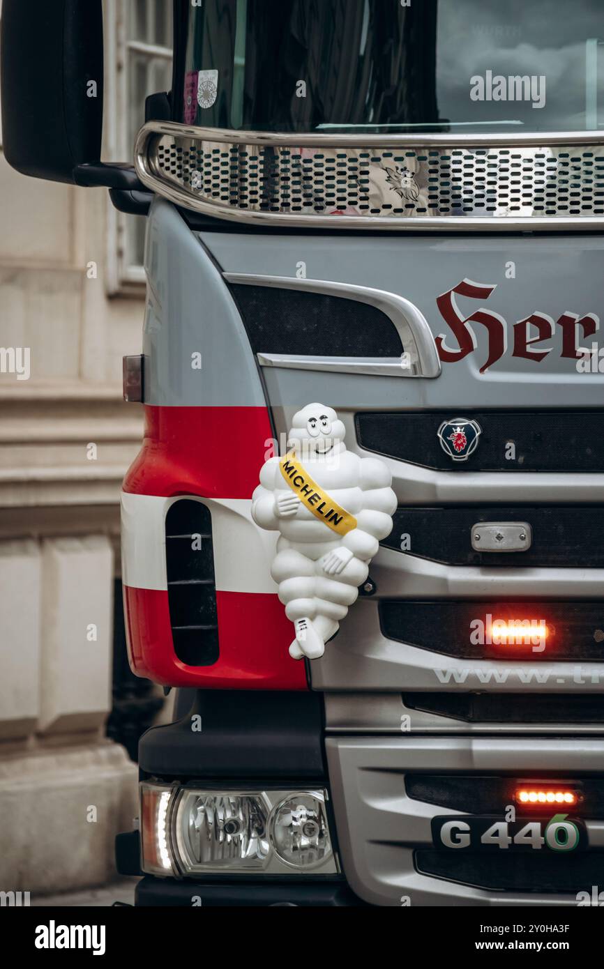 Vienna, Austria - 6 agosto 2024: La mascotte Michelin Bibendum sul cofano di un camion Foto Stock