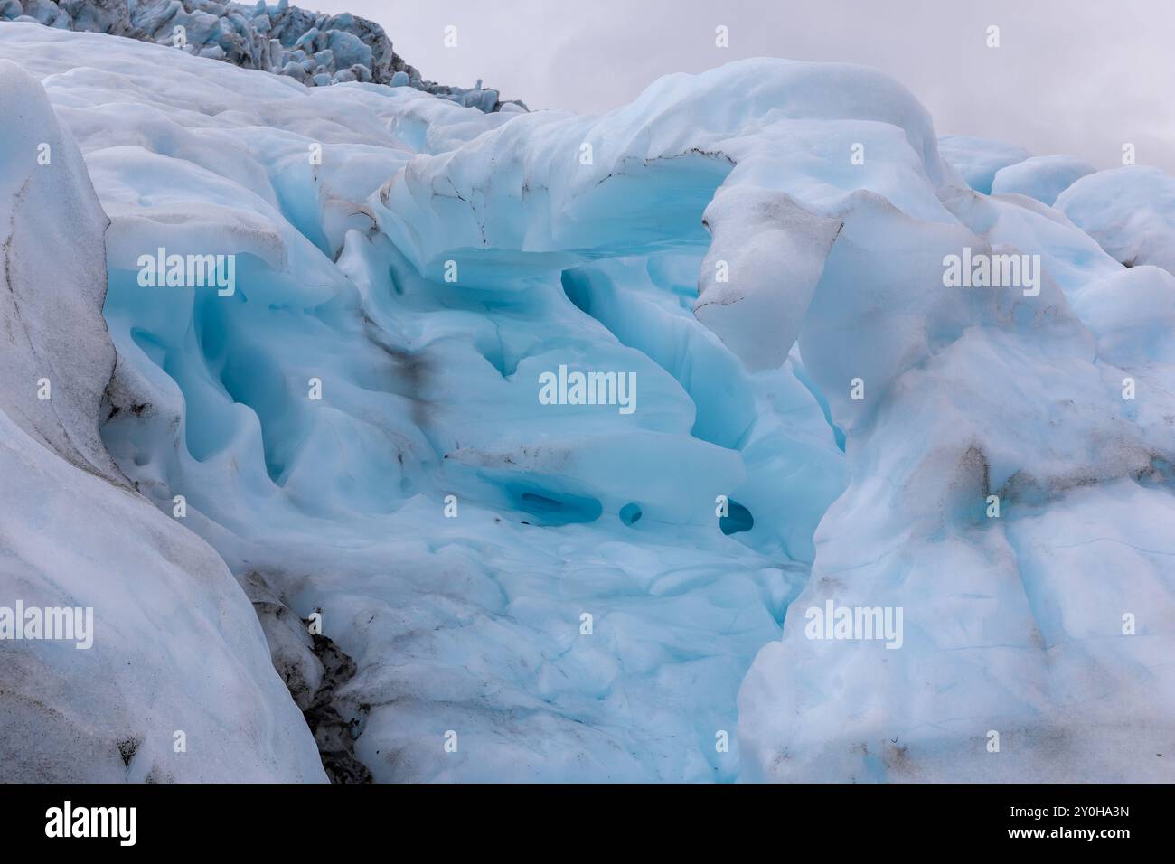 Formazioni di ghiaccio nel ghiacciaio Skaftafell, parte del Parco Nazionale Vatnajokull, Islanda. Ghiacciaio blu con crepacci e crepacci. Foto Stock