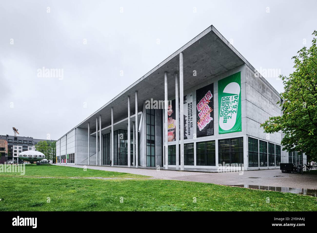Monaco di Baviera, Germania - 17 aprile 2024: Facciata della Pinakothek der moderne, il museo d'arte moderna della Baviera Foto Stock