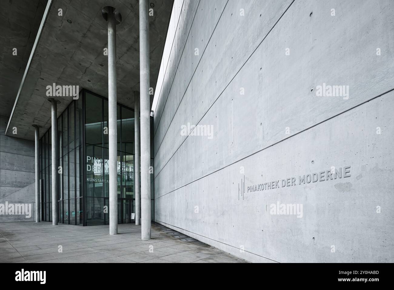 Monaco di Baviera, Germania - 17 aprile 2024: Facciata della Pinakothek der moderne, il museo d'arte moderna della Baviera Foto Stock
