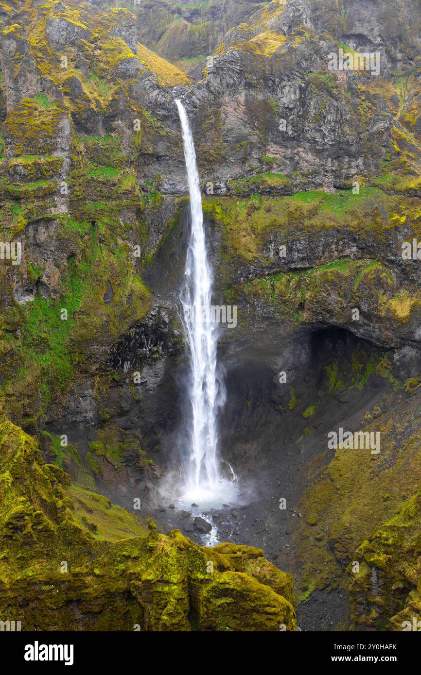 Cascata Hangandifoss nel Mulagljufur Canyon nel sud dell'Islanda con formazioni rocciose vulcaniche ricoperte di muschio. Foto Stock