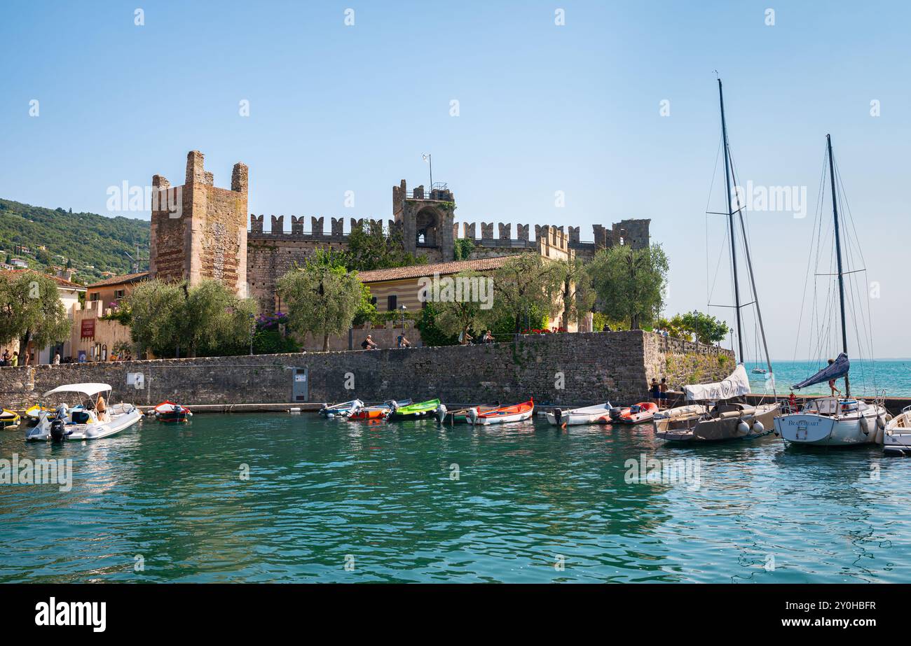 Vista panoramica del castello medievale ¨Castello Scaligero¨ e del porto nella città di Torri del Benaco lungo il Lago di Garda, in Italia. Foto Stock