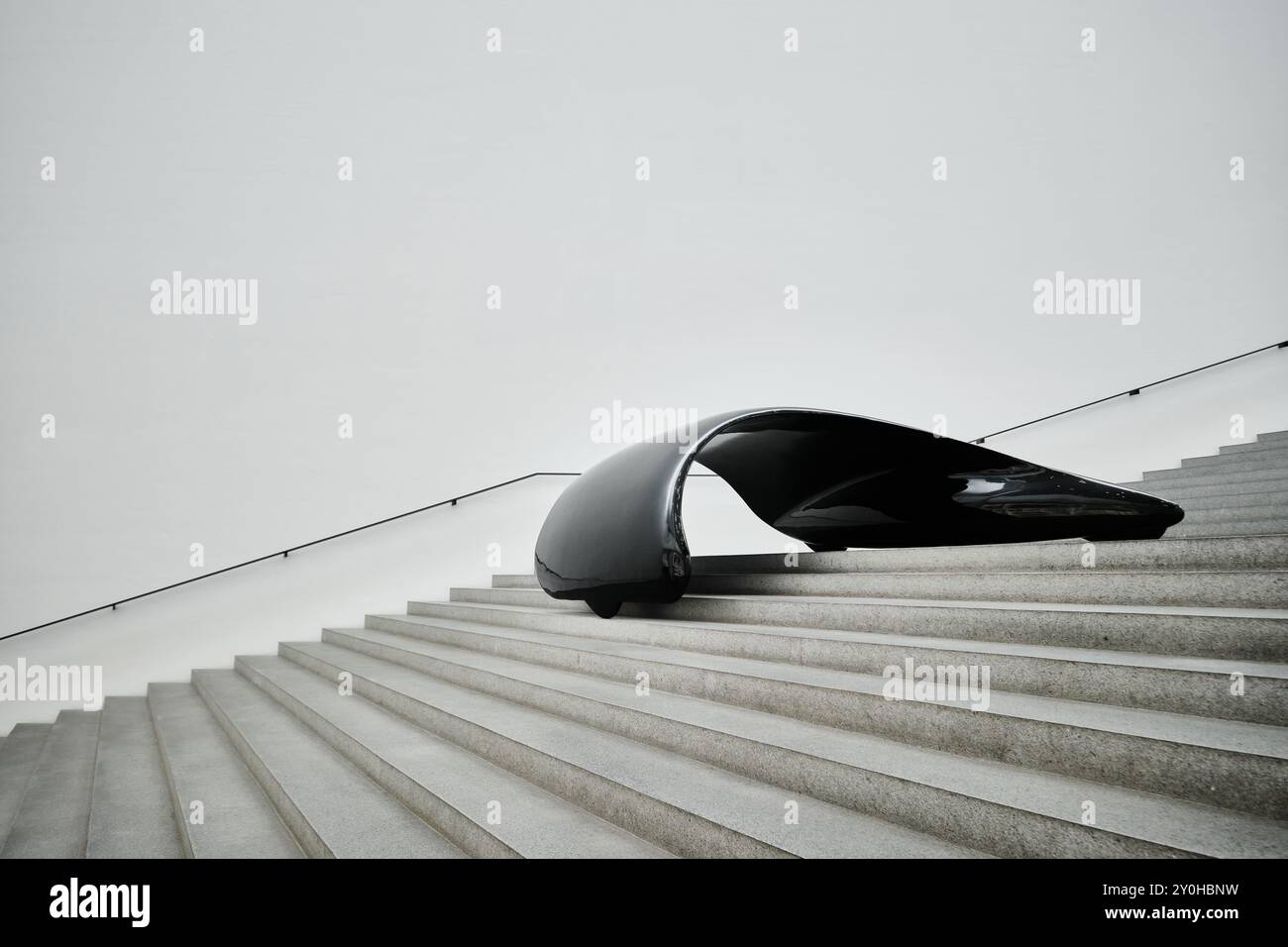 Monaco di Baviera, Germania - 17 aprile 2024: Interni della Pinakothek der moderne con moderno design bianco, il museo d'arte moderna della Baviera Foto Stock