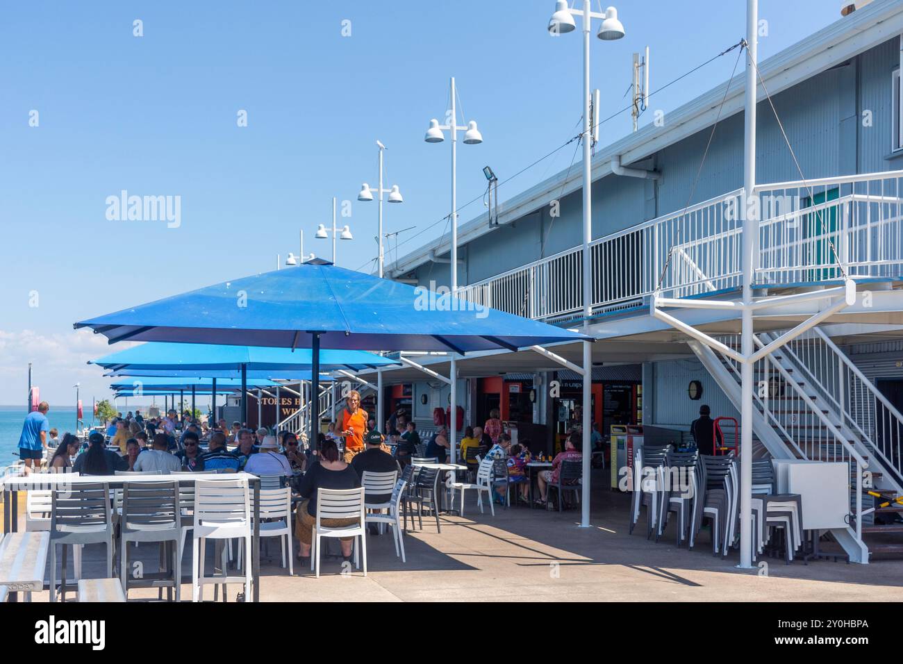 Ristoranti con terrazza fronte porto, Stokes Hill Wharf, Darwin Waterfront Precinct, Darwin, Northern Territory, Australia Foto Stock