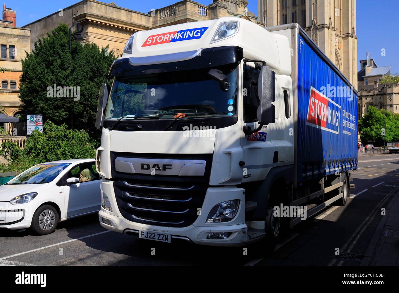 Il camion si fermò all'incrocio nel traffico, Pak Street, Bristol. Presa nel settembre 2024. Estate Foto Stock