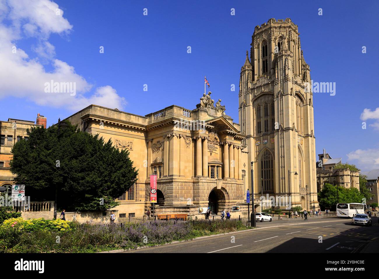 La Wills Tower, l'Università di Bristol e l'edificio del Museo di Bristol accanto. Presa nel settembre 2024. Estate Foto Stock