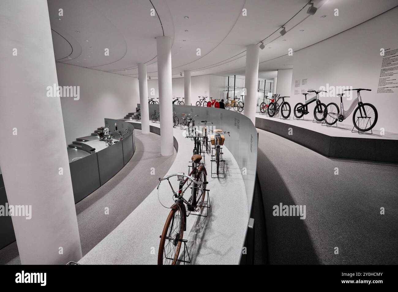 Monaco di Baviera, Germania - 17 aprile 2024: Interno di una sala espositiva nella Pinakothek der moderne, museo d'arte moderna Foto Stock