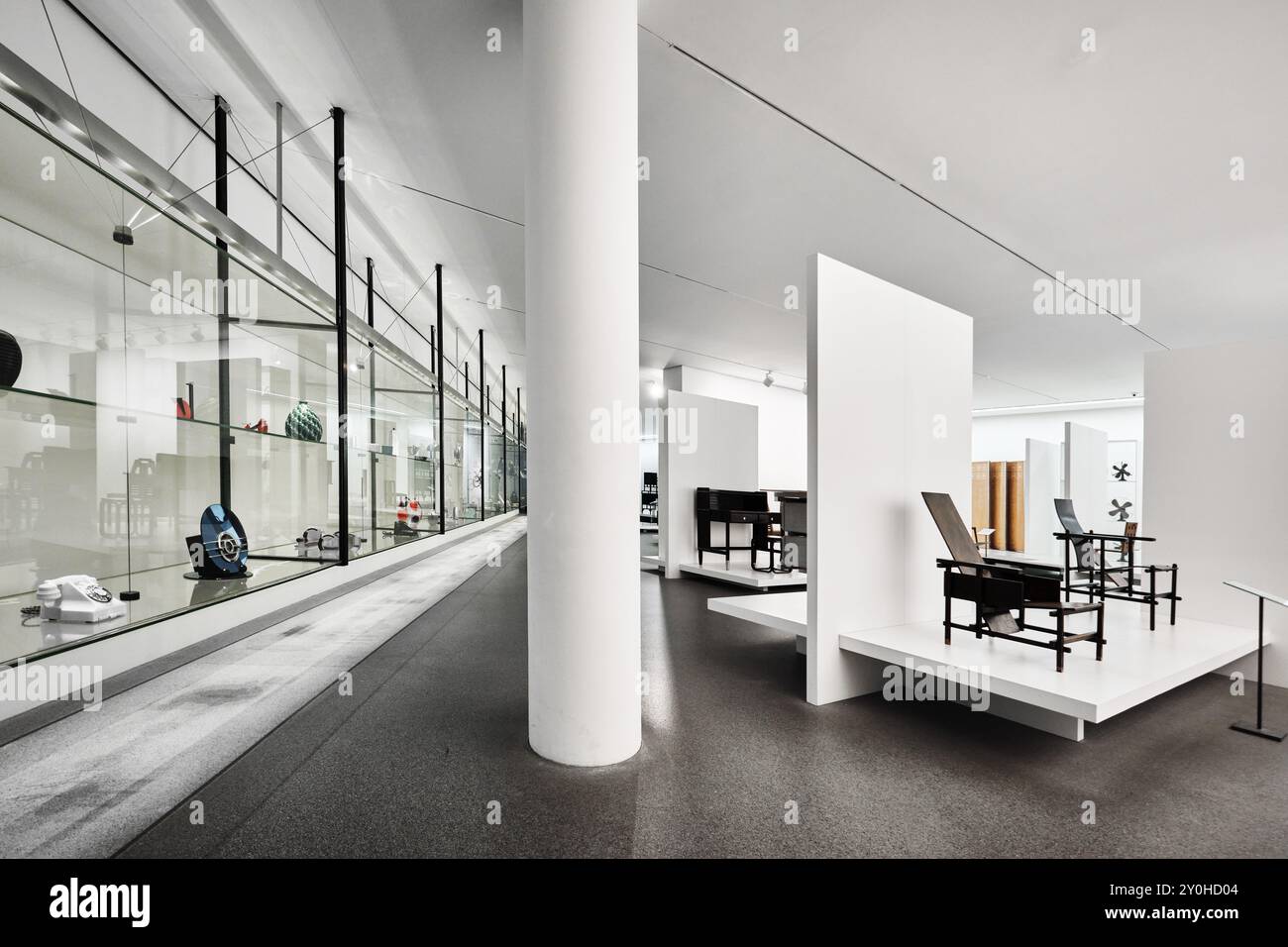 Monaco di Baviera, Germania - 17 aprile 2024: Interno di una sala espositiva nella Pinakothek der moderne, museo d'arte moderna Foto Stock