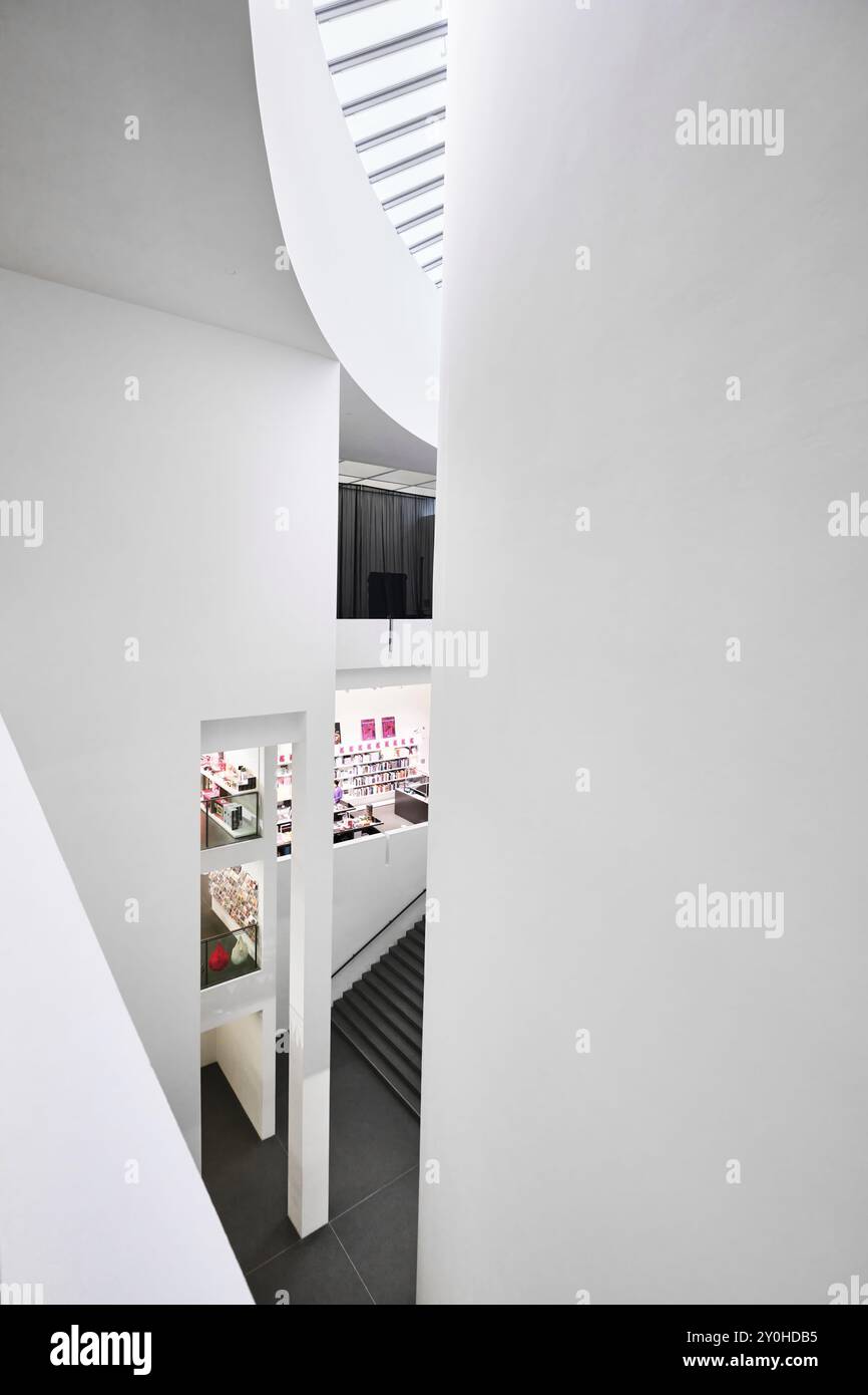 Monaco di Baviera, Germania - 17 aprile 2024: Interno della Pinakothek der moderne, museo d'arte moderna Foto Stock