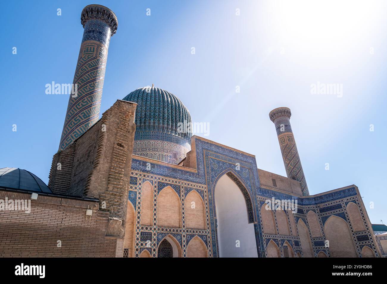 Tashkent, Uzbekistan - 12 agosto 2023: Vista del Mausoleo di Tamerlano con tombe decorate, mosaici e incisioni durante una giornata di sole Foto Stock