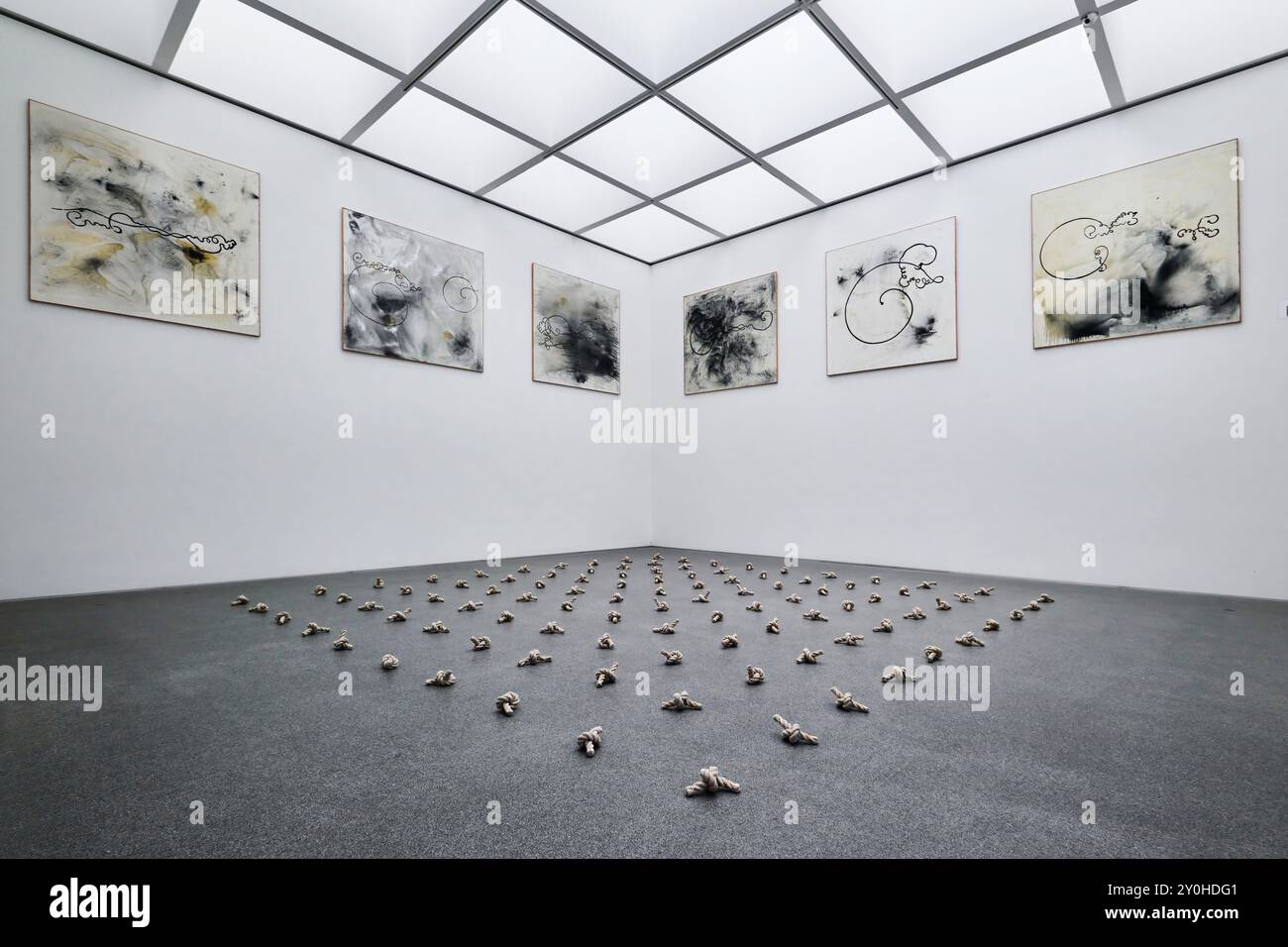 Monaco di Baviera, Germania - 17 aprile 2024: Interno di una sala espositiva nella Pinakothek der moderne, museo d'arte moderna Foto Stock