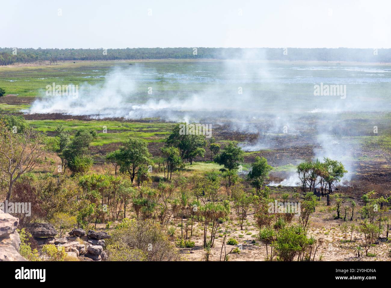 Vista degli incendi controllati da Nadab Lookout a Ubirr, Kakadu National Park, Kakadu Highway, Jabiru, Northern Territory, Australia Foto Stock