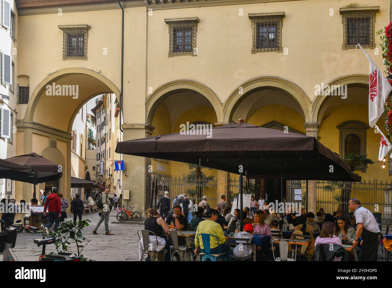Pranzo in un ristorante all'aperto di fronte all'antica chiesa di Santa Felicita la domenica di Pasqua, Firenze, Toscana, Italia Foto Stock
