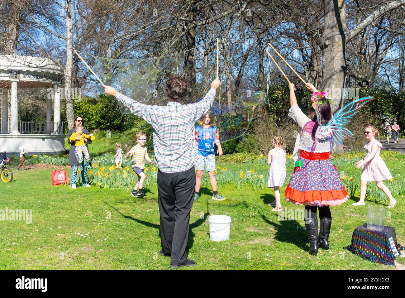 Animatori che fanno bollicine per bambini a Woodland Garden, Christchurch Botanical Gardens, Christchurch (Ōtautahi), Canterbury, nuova Zelanda Foto Stock