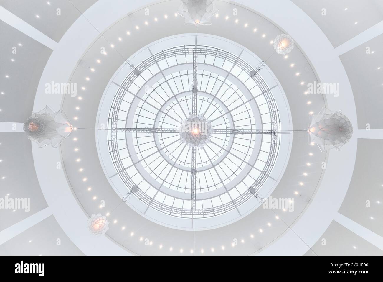 Monaco di Baviera, Germania - 17 aprile 2024: Sala d'ingresso e soffitto circolare della Pinakothek der moderne, il museo di arte moderna con interni di design bianco Foto Stock