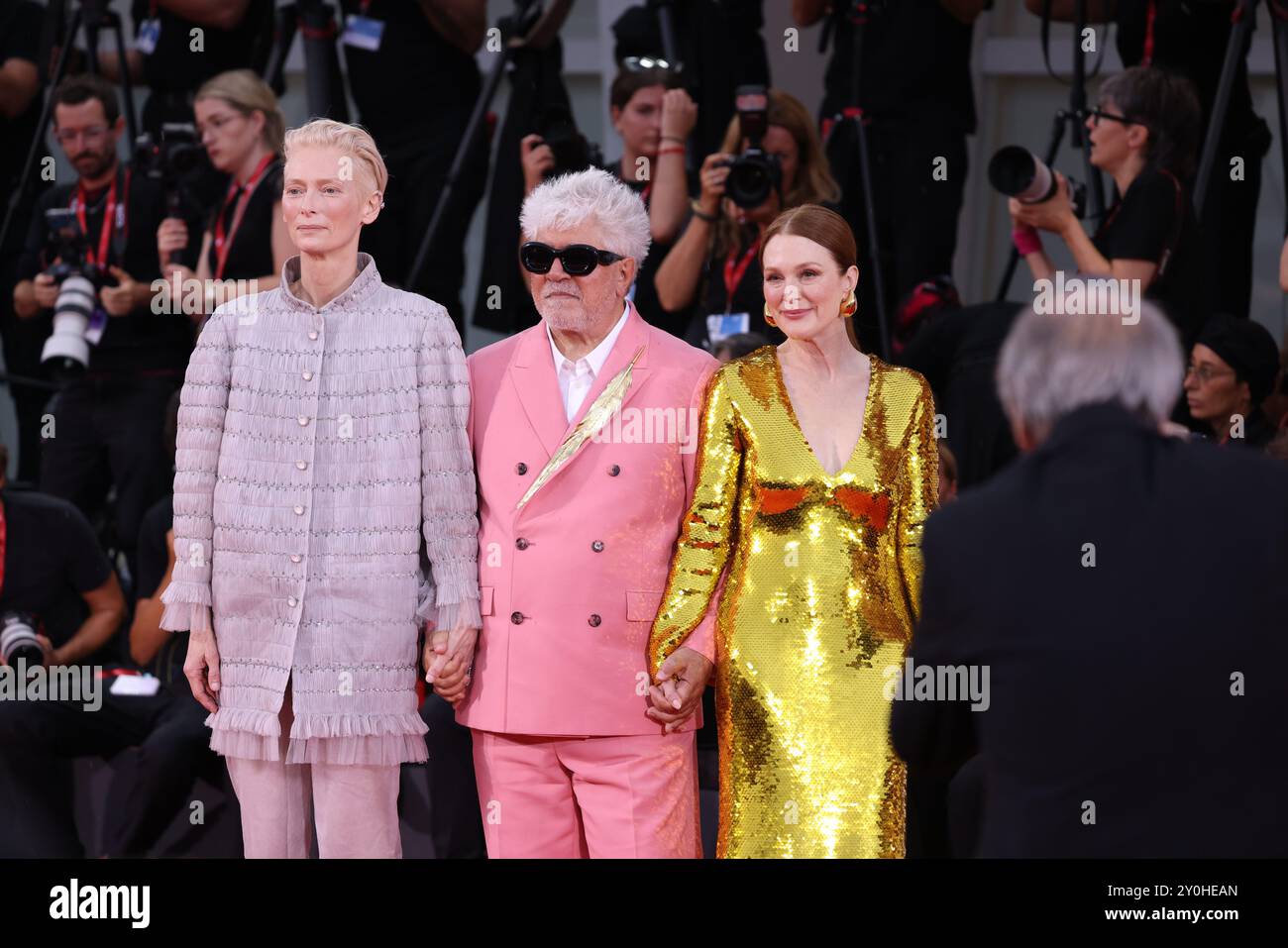 Venezia 2 settembre 2024 Julianne Moore, Tilda Swinton e Pedro Almodovar illuminano il tappeto rosso al festival cinematografico di Venezia prima della prima mondiale del loro nuovo film "The Room Next Door" Foto Stock