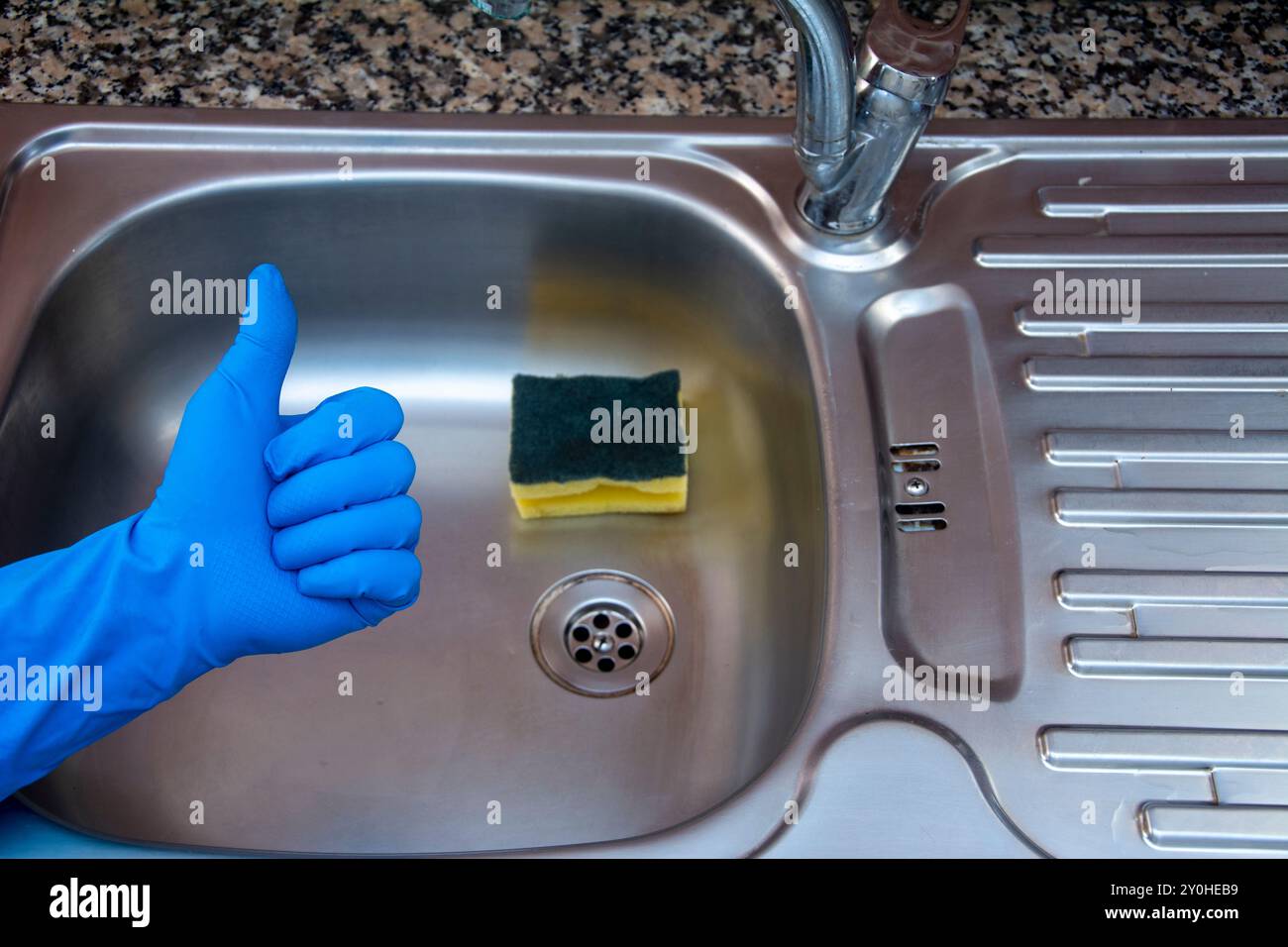 Primo piano del cartello "OK" dopo aver pulito il lavandino sporco in cucina Foto Stock