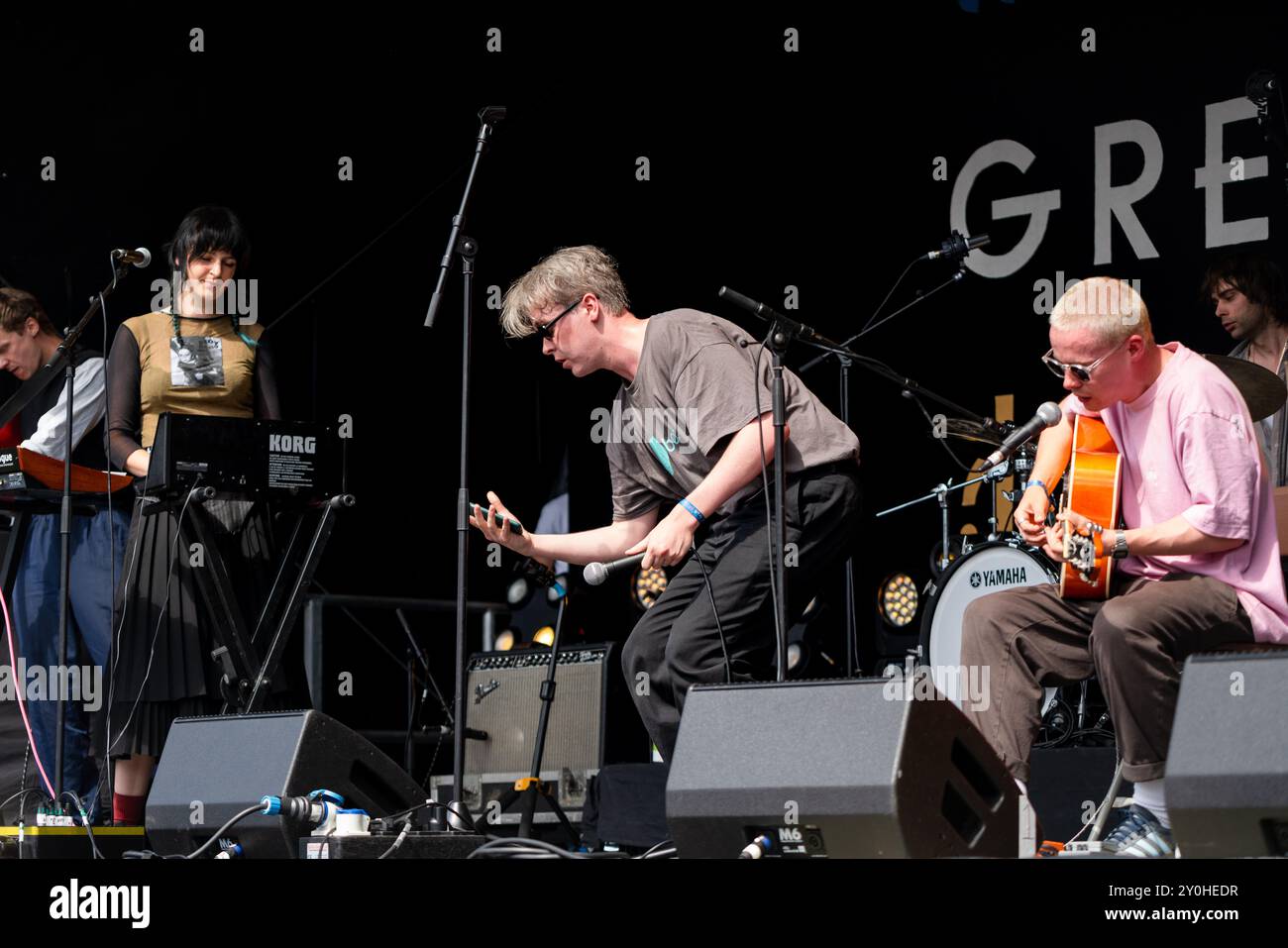 BLUE BENDY, CONCERTO, 2024: La band Blue Bendy suona il Walled Garden Stage. Secondo giorno del Green Man Festival 2024 al Glanusk Park, Brecon, Galles, il 16 agosto 2024. Foto: Rob Watkins. INFO: Blue Bendy è un gruppo musicale del sud di Londra noto per il loro suono eclettico e sfocante che fonde art-rock, post-punk e pop sperimentale. La loro musica è caratterizzata da arrangiamenti intricati, cambiamenti dinamici e testi introspettivi, creando un'identità sonica unica e lungimirante. Foto Stock