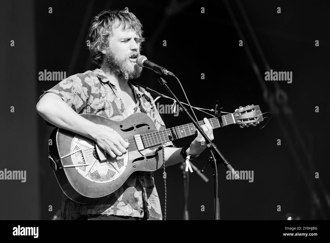 JOHNNY FLYNN, CONCERTO, 2024: Attore e cantante Johnny Flynn che suona a metà pomeriggio ambientato al sole estivo sul Mountain Stage. Secondo giorno del Green Man Festival 2024 al Glanusk Park, Brecon, Galles, il 16 agosto 2024. Foto: Rob Watkins. INFO: Johnny Flynn è un cantautore, musicista e attore britannico noto per il suo sound ispirato al folk. Mescolando folk tradizionale con indie rock, la sua musica presenta testi poetici e melodie acustiche. Anche lui attore di successo, Flynn bilancia la sua carriera musicale con ruoli notevoli nel cinema e nel teatro. Foto Stock