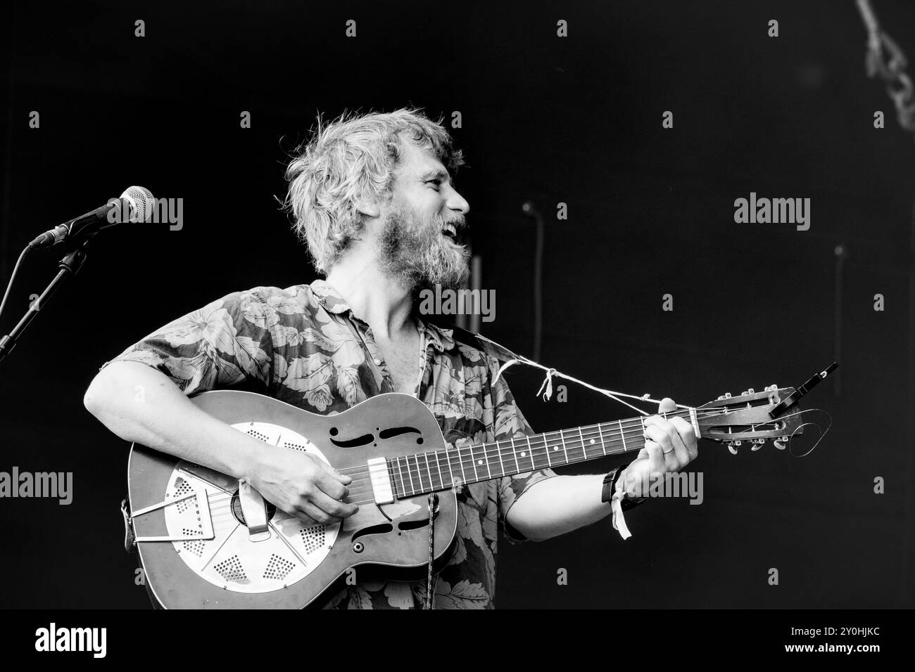 JOHNNY FLYNN, CONCERTO, 2024: Attore e cantante Johnny Flynn che suona a metà pomeriggio ambientato al sole estivo sul Mountain Stage. Secondo giorno del Green Man Festival 2024 al Glanusk Park, Brecon, Galles, il 16 agosto 2024. Foto: Rob Watkins. INFO: Johnny Flynn è un cantautore, musicista e attore britannico noto per il suo sound ispirato al folk. Mescolando folk tradizionale con indie rock, la sua musica presenta testi poetici e melodie acustiche. Anche lui attore di successo, Flynn bilancia la sua carriera musicale con ruoli notevoli nel cinema e nel teatro. Foto Stock