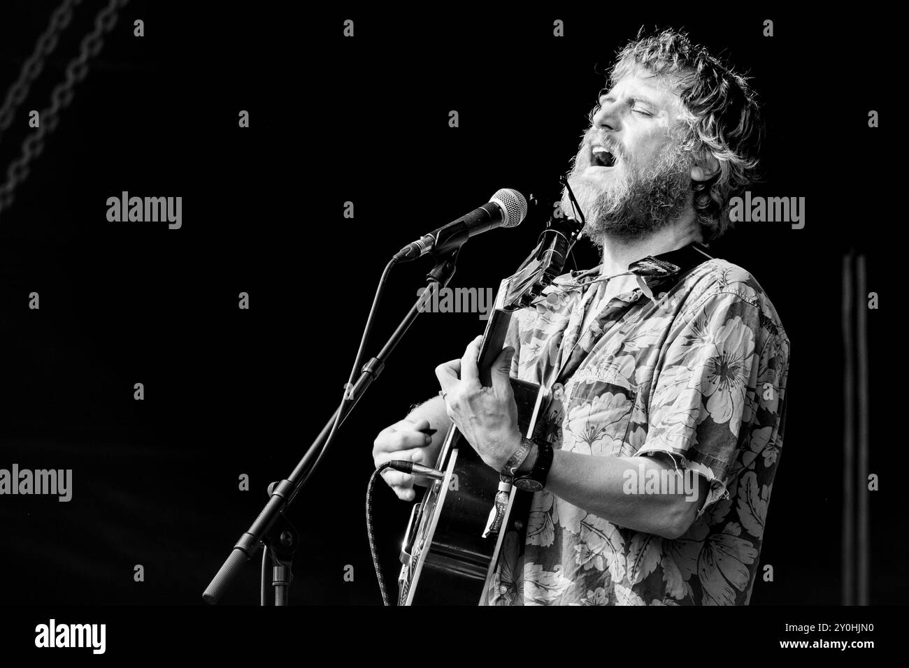 JOHNNY FLYNN, CONCERTO, 2024: Attore e cantante Johnny Flynn che suona a metà pomeriggio ambientato al sole estivo sul Mountain Stage. Secondo giorno del Green Man Festival 2024 al Glanusk Park, Brecon, Galles, il 16 agosto 2024. Foto: Rob Watkins. INFO: Johnny Flynn è un cantautore, musicista e attore britannico noto per il suo sound ispirato al folk. Mescolando folk tradizionale con indie rock, la sua musica presenta testi poetici e melodie acustiche. Anche lui attore di successo, Flynn bilancia la sua carriera musicale con ruoli notevoli nel cinema e nel teatro. Foto Stock