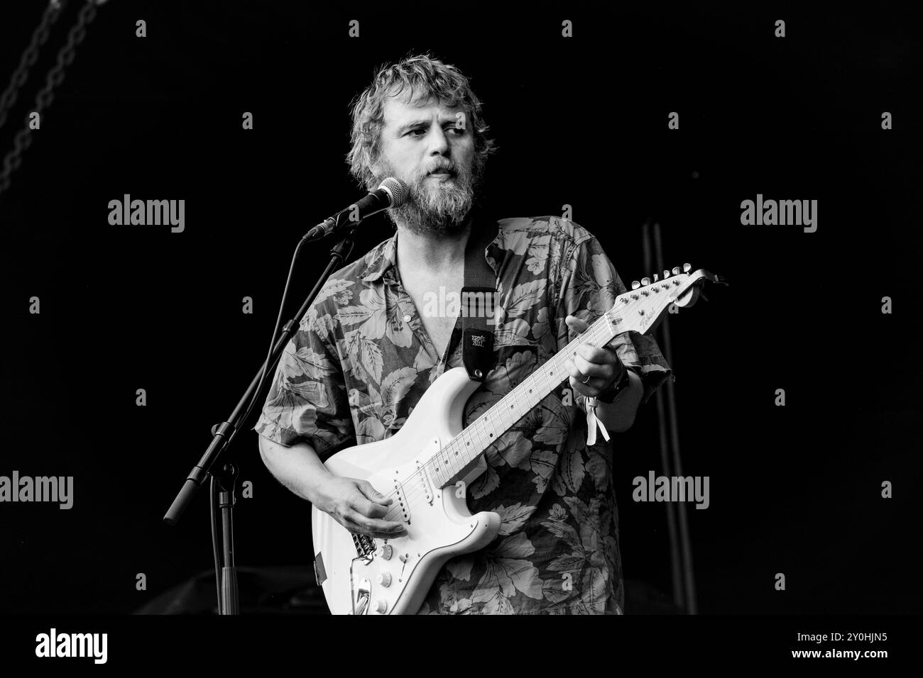 JOHNNY FLYNN, CONCERTO, 2024: Attore e cantante Johnny Flynn che suona a metà pomeriggio ambientato al sole estivo sul Mountain Stage. Secondo giorno del Green Man Festival 2024 al Glanusk Park, Brecon, Galles, il 16 agosto 2024. Foto: Rob Watkins. INFO: Johnny Flynn è un cantautore, musicista e attore britannico noto per il suo sound ispirato al folk. Mescolando folk tradizionale con indie rock, la sua musica presenta testi poetici e melodie acustiche. Anche lui attore di successo, Flynn bilancia la sua carriera musicale con ruoli notevoli nel cinema e nel teatro. Foto Stock