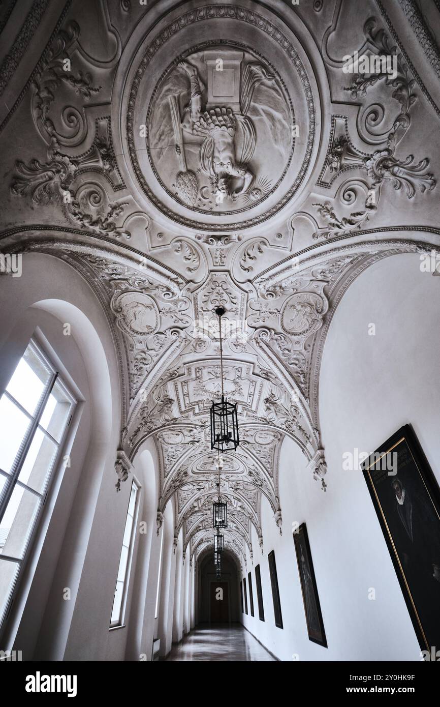 Monaco di Baviera, Germania - 18 aprile 2024: Arco con soffitto in stucco decorato, residenza di Monaco Foto Stock