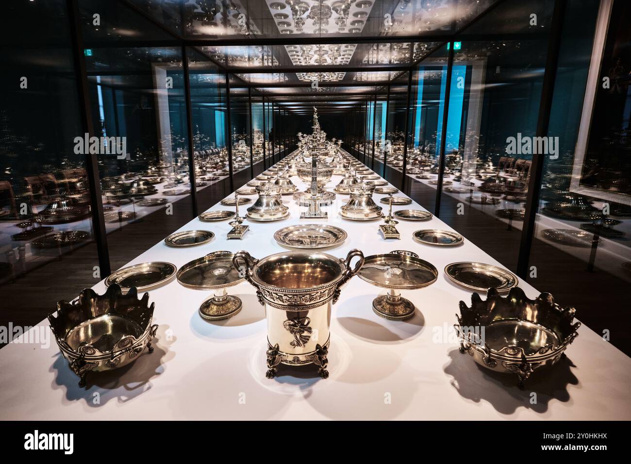 Monaco di Baviera, Germania - 18 aprile 2024: Set di stoviglie e posate della collezione dei re bavaresi nel museo residenz (Munich Residenz) Foto Stock