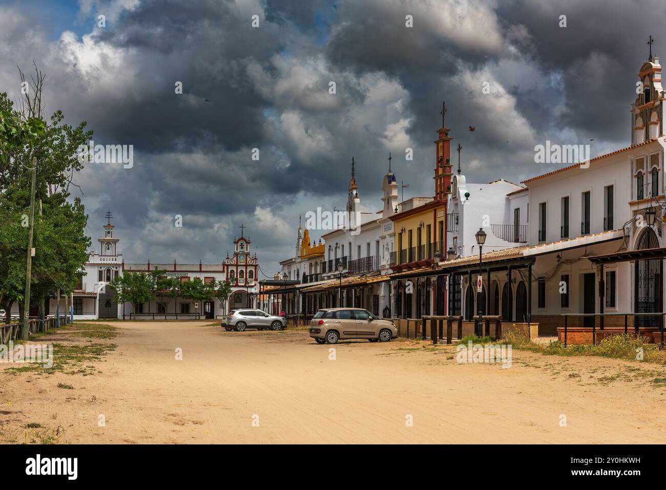 Strade di sabbia e edifici della fratellanza a El Rocio, Andalusia, Spagna Foto Stock