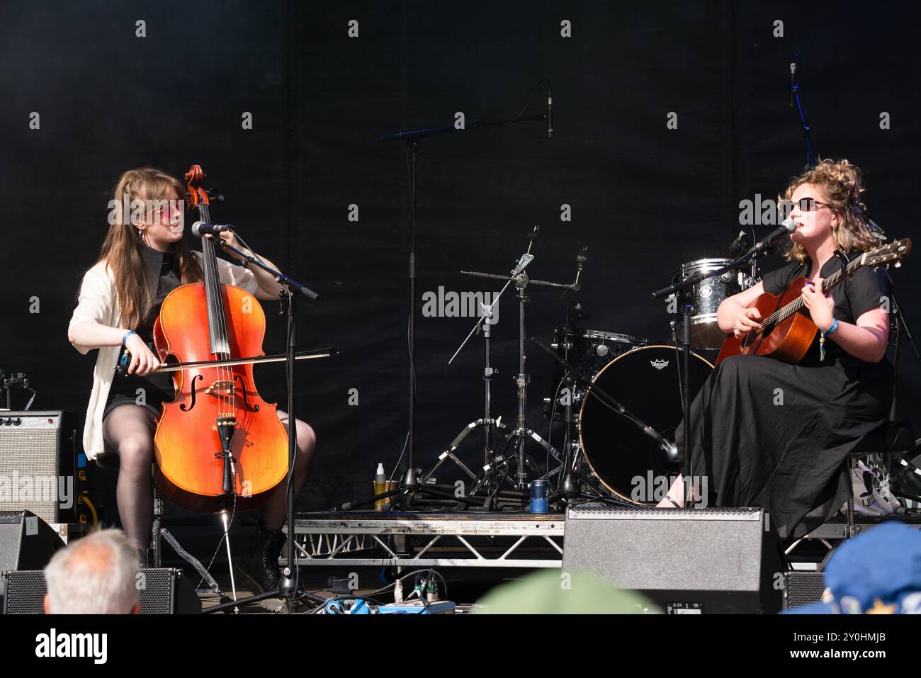 LEMONCELLO, CONCERTO, 2024: Il duo irlandese Lemoncello suona The Rising Stage. Secondo giorno del Green Man Festival 2024 al Glanusk Park, Brecon, il 16 agosto 2024, Galles. Foto: Rob Watkins. Lemoncello è un duo femminile irlandese composto da Claire Kinsella (violoncello) e Laura Quirke (chitarra). La loro musica mescola influenze folk, indie e alternative, caratterizzate da voci armoniose e testi toccanti. Creano un paesaggio sonoro intimo ed emozionale che si connette profondamente con il pubblico. Foto Stock