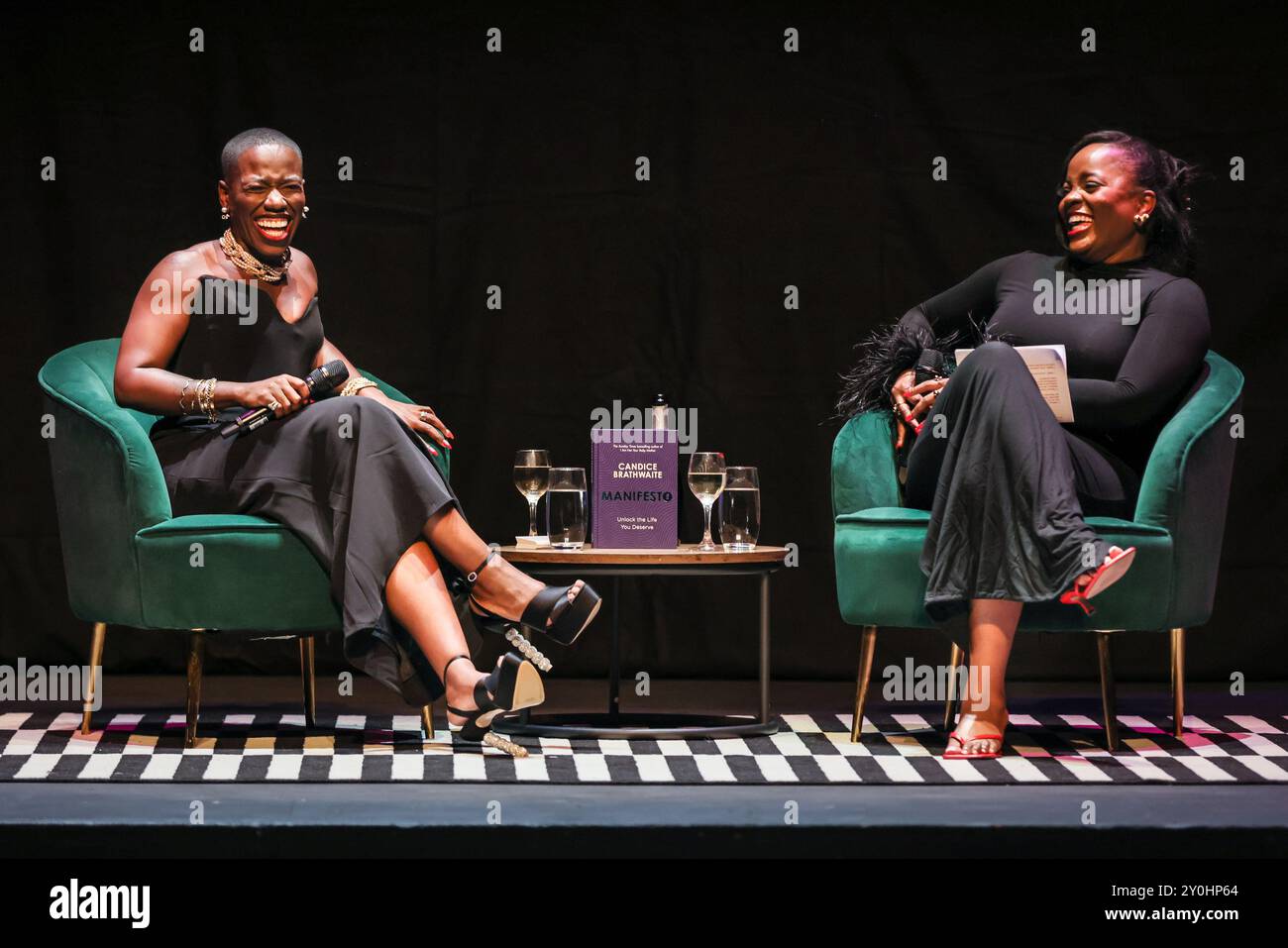 Londra, Regno Unito. 2 settembre 2024. L'autore parla per ospitare Tolly e il pubblico. L'acclamata autrice, giornalista, oratrice e presentatrice Candice Brathwaite (a sinistra e da vicino) lancia questa sera la tappa londinese del suo tour del libro "Manifesto" presso l'Hackney Empire nell'East London. L'evento è condotto da Tolani (Tolly) Shoneye (seduto sulla destra). L'evento è esaurito. Credito: Imageplotter/EMPICS/Alamy Live News Foto Stock
