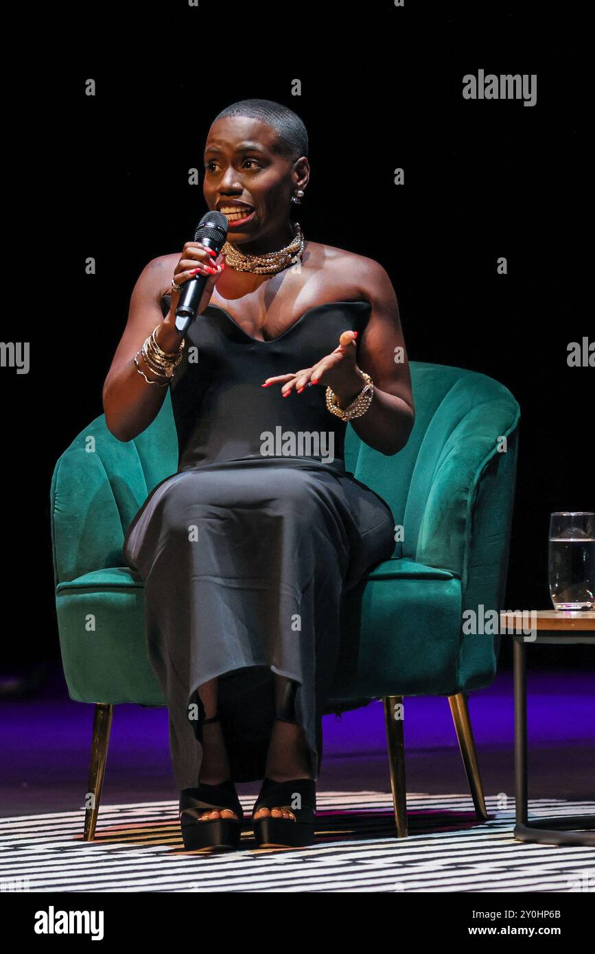 Londra, Regno Unito. 2 settembre 2024. L'autore parla per ospitare Tolly e il pubblico. L'acclamata autrice, giornalista, oratrice e presentatrice Candice Brathwaite (a sinistra e da vicino) lancia questa sera la tappa londinese del suo tour del libro "Manifesto" presso l'Hackney Empire nell'East London. L'evento è condotto da Tolani (Tolly) Shoneye (seduto sulla destra). L'evento è esaurito. Credito: Imageplotter/EMPICS/Alamy Live News Foto Stock