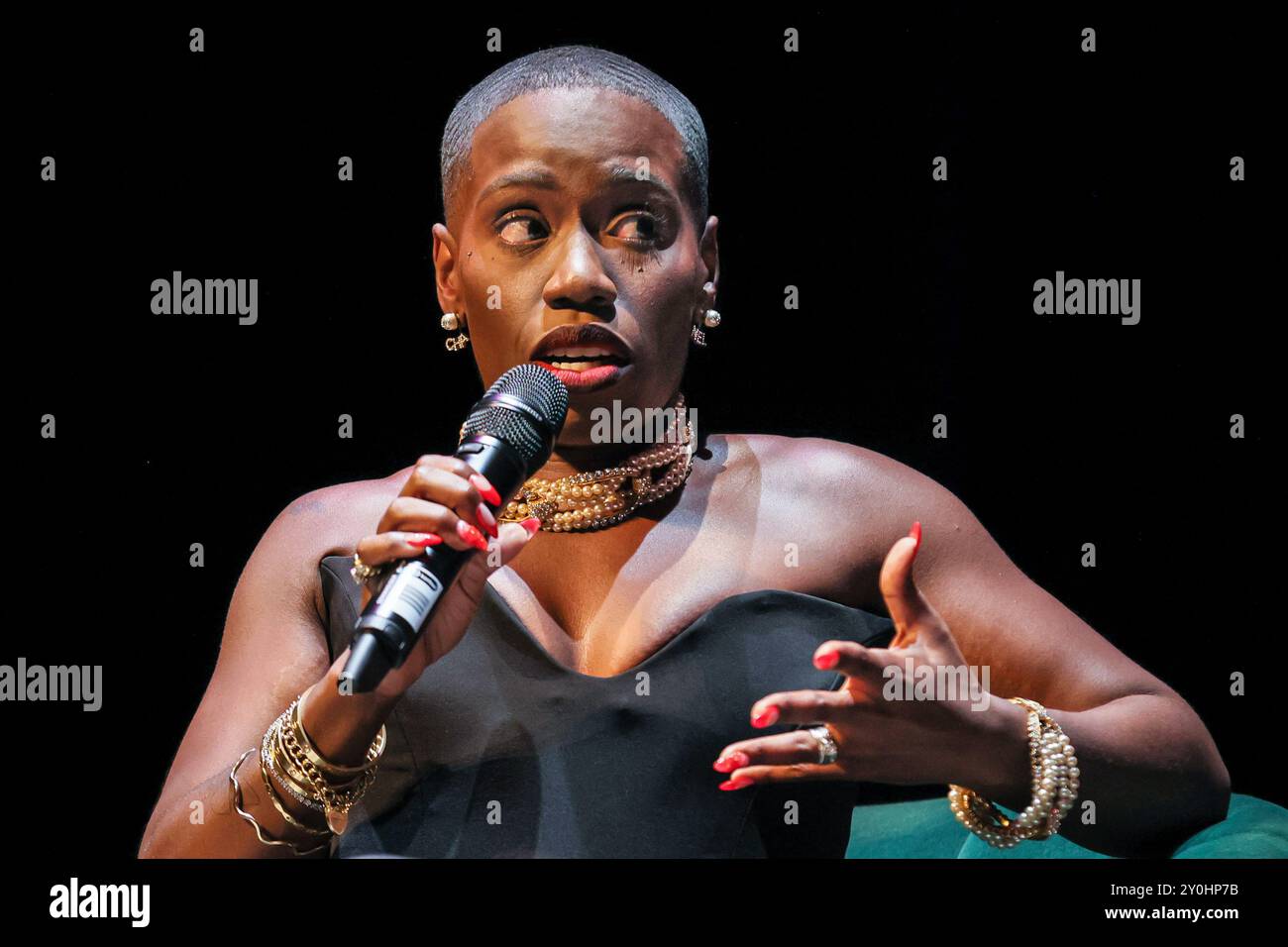 Londra, Regno Unito. 2 settembre 2024. L'autore parla per ospitare Tolly e il pubblico. L'acclamata autrice, giornalista, oratrice e presentatrice Candice Brathwaite (a sinistra e da vicino) lancia questa sera la tappa londinese del suo tour del libro "Manifesto" presso l'Hackney Empire nell'East London. L'evento è condotto da Tolani (Tolly) Shoneye (seduto sulla destra). L'evento è esaurito. Credito: Imageplotter/EMPICS/Alamy Live News Foto Stock