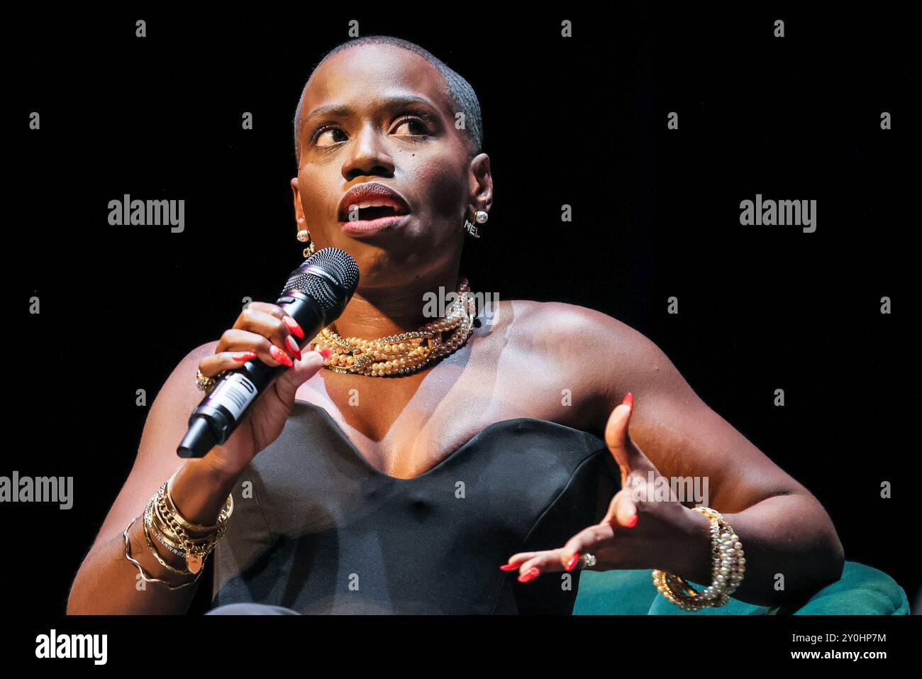 Londra, Regno Unito. 2 settembre 2024. L'autore parla per ospitare Tolly e il pubblico. L'acclamata autrice, giornalista, oratrice e presentatrice Candice Brathwaite (a sinistra e da vicino) lancia questa sera la tappa londinese del suo tour del libro "Manifesto" presso l'Hackney Empire nell'East London. L'evento è condotto da Tolani (Tolly) Shoneye (seduto sulla destra). L'evento è esaurito. Credito: Imageplotter/EMPICS/Alamy Live News Foto Stock