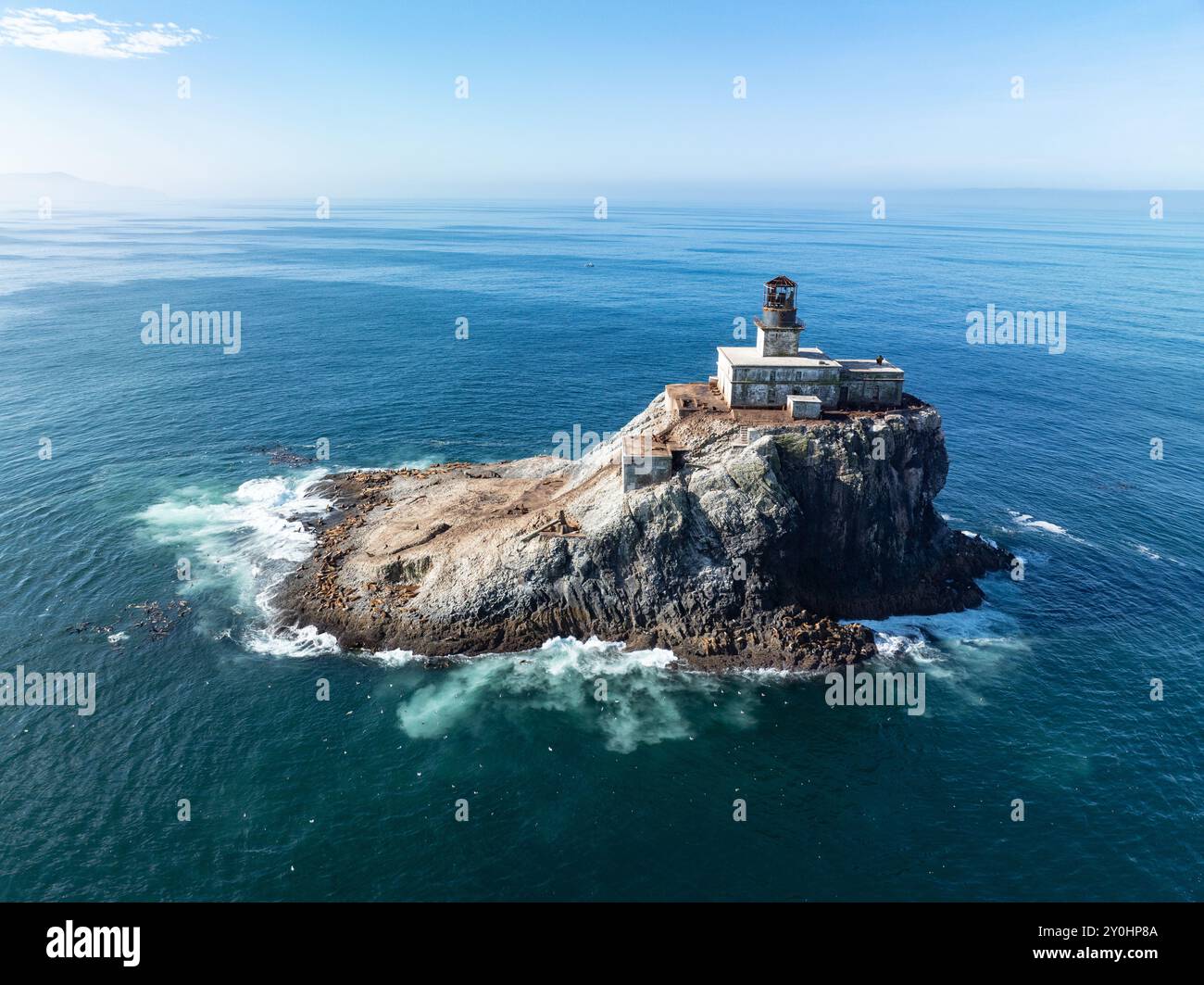 Un faro disattivato sorge su Tillamook Rock, al largo della costa frastagliata dell'Oregon settentrionale. Questo faro remoto è stato originariamente commissionato nel 1878. Foto Stock