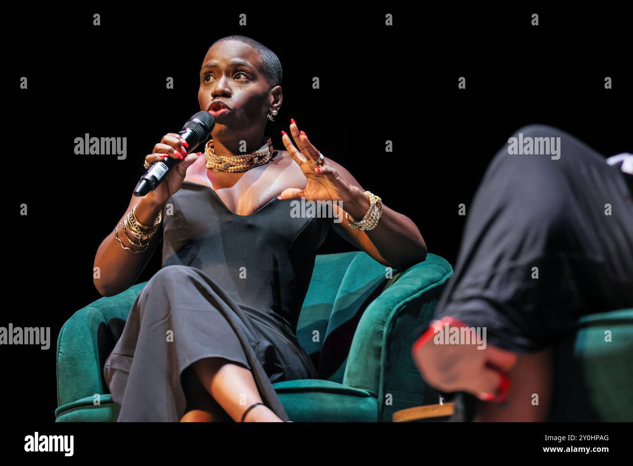 Londra, Regno Unito. 2 settembre 2024. L'autore parla per ospitare Tolly e il pubblico. L'acclamata autrice, giornalista, oratrice e presentatrice Candice Brathwaite (a sinistra e da vicino) lancia questa sera la tappa londinese del suo tour del libro "Manifesto" presso l'Hackney Empire nell'East London. L'evento è condotto da Tolani (Tolly) Shoneye (seduto sulla destra). L'evento è esaurito. Credito: Imageplotter/EMPICS/Alamy Live News Foto Stock