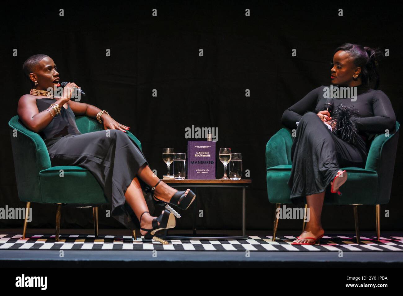 Londra, Regno Unito. 2 settembre 2024. L'autore parla per ospitare Tolly e il pubblico. L'acclamata autrice, giornalista, oratrice e presentatrice Candice Brathwaite (a sinistra e da vicino) lancia questa sera la tappa londinese del suo tour del libro "Manifesto" presso l'Hackney Empire nell'East London. L'evento è condotto da Tolani (Tolly) Shoneye (seduto sulla destra). L'evento è esaurito. Credito: Imageplotter/EMPICS/Alamy Live News Foto Stock