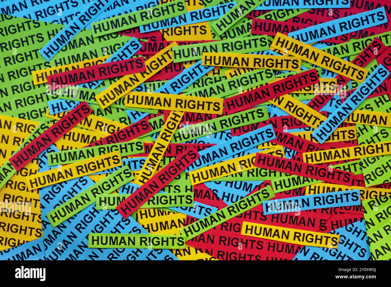 Strisce di carta colorata con le parole diritti umani digitate su di esse. Primo piano. Foto Stock