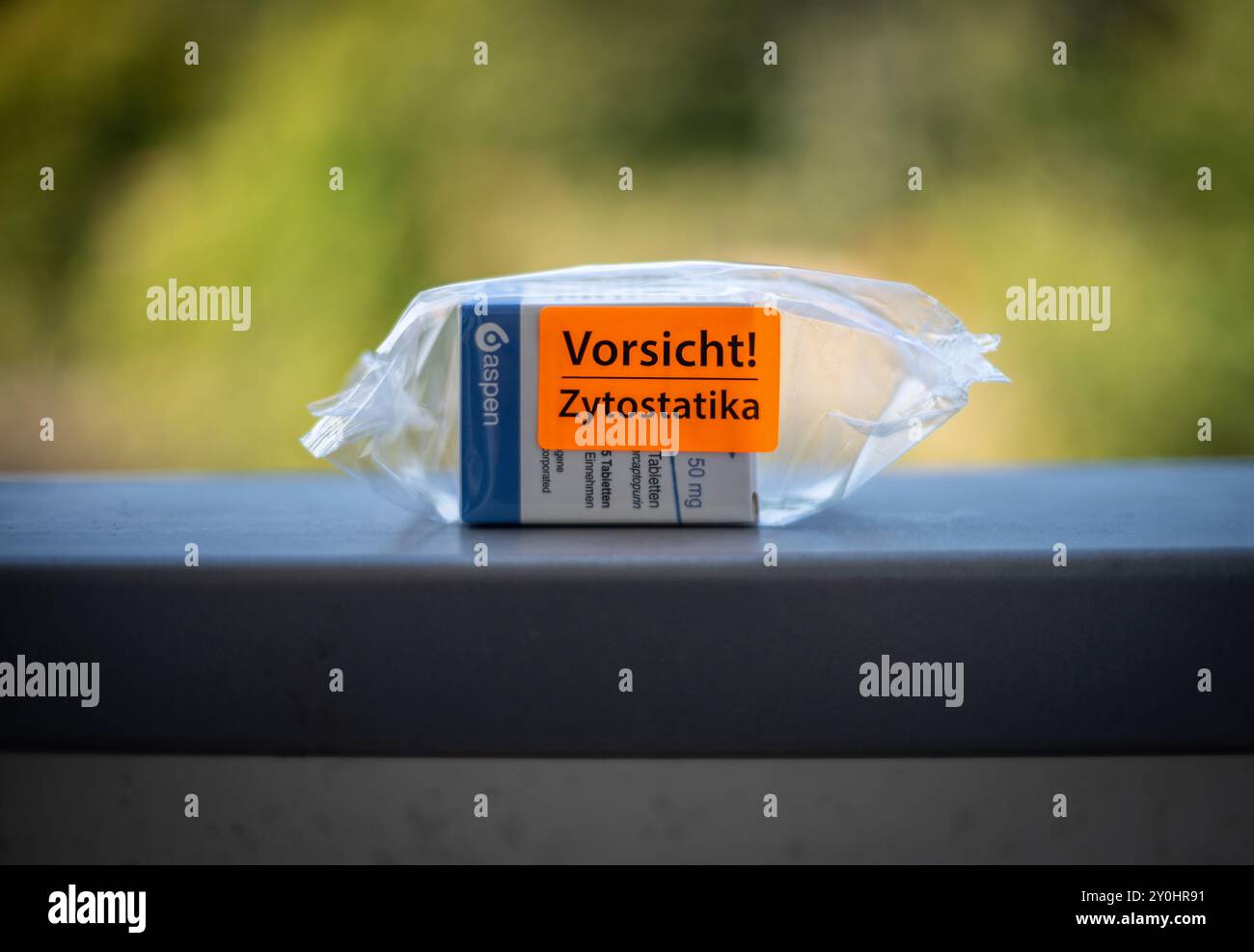 Etichetta di avvertenza Vorsicht Zytostatika (citostatici) in arancione brillante su un farmaco chemioterapico in Germania Foto Stock