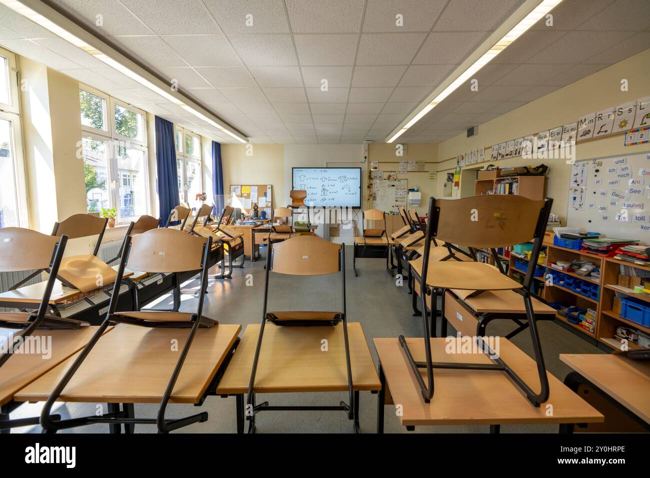 Classe di quarto grado, dopo la scuola, l'edificio è più vecchio ma in buone condizioni, materiali didattici moderni, lavagna interattiva digitale, Foto Stock