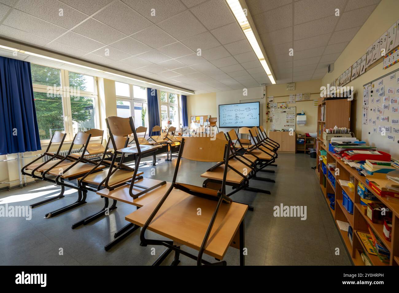 Classe di quarto grado, dopo la scuola, l'edificio è più vecchio ma in buone condizioni, materiali didattici moderni, lavagna interattiva digitale, Foto Stock